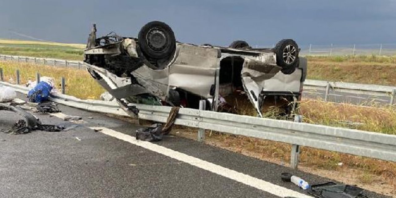 Bariyerlere çarparak takla attı: 2 kişi öldü