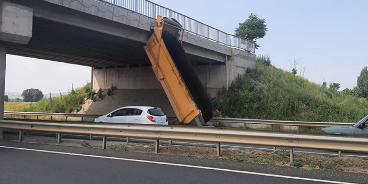 Açık unutulan damper köprüye çarptı