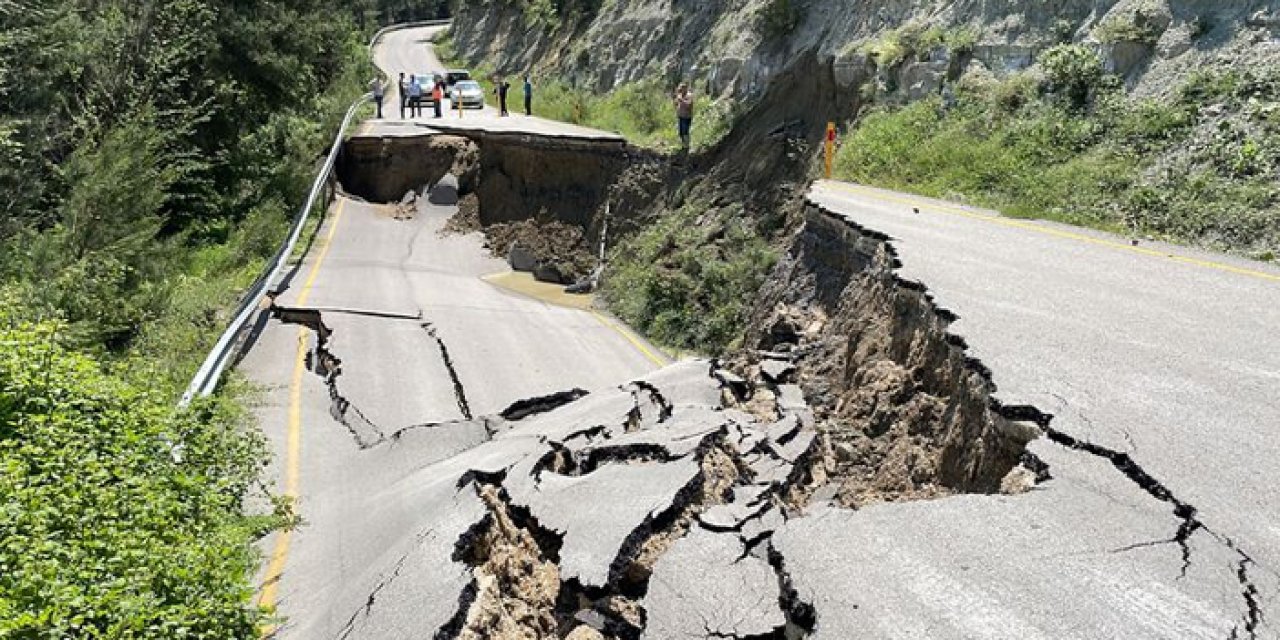 Su borusu patladı: Köy yolu ikiye ayrıldı