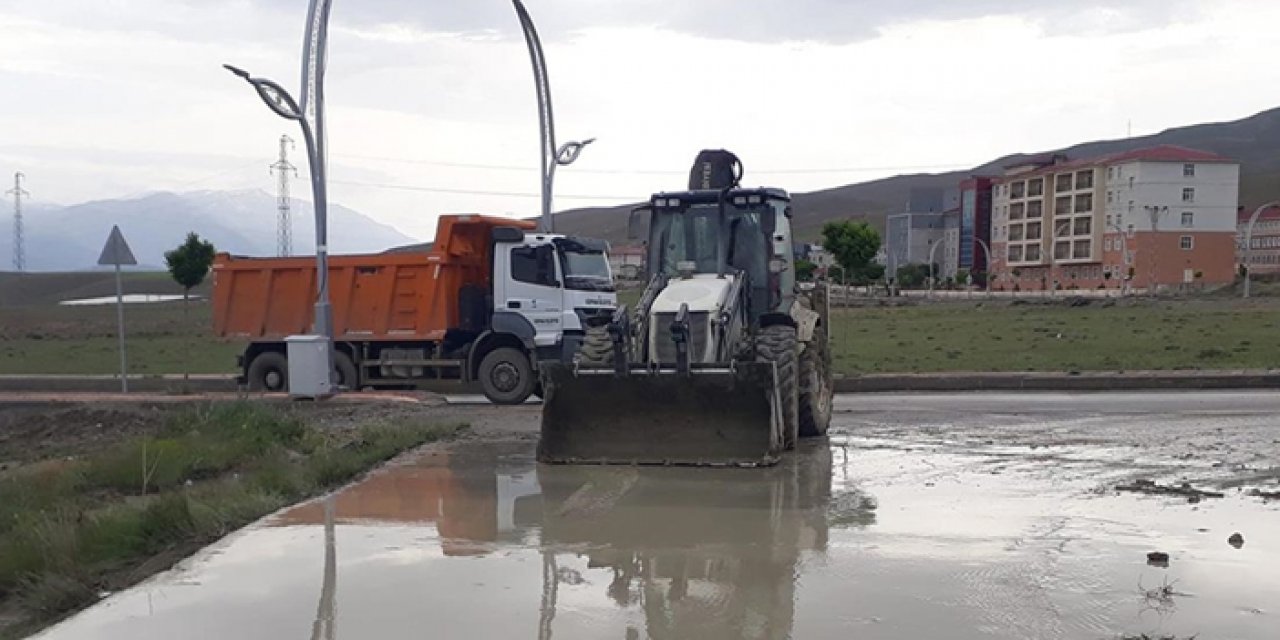 Van'da sağanak yağış sonrası sel