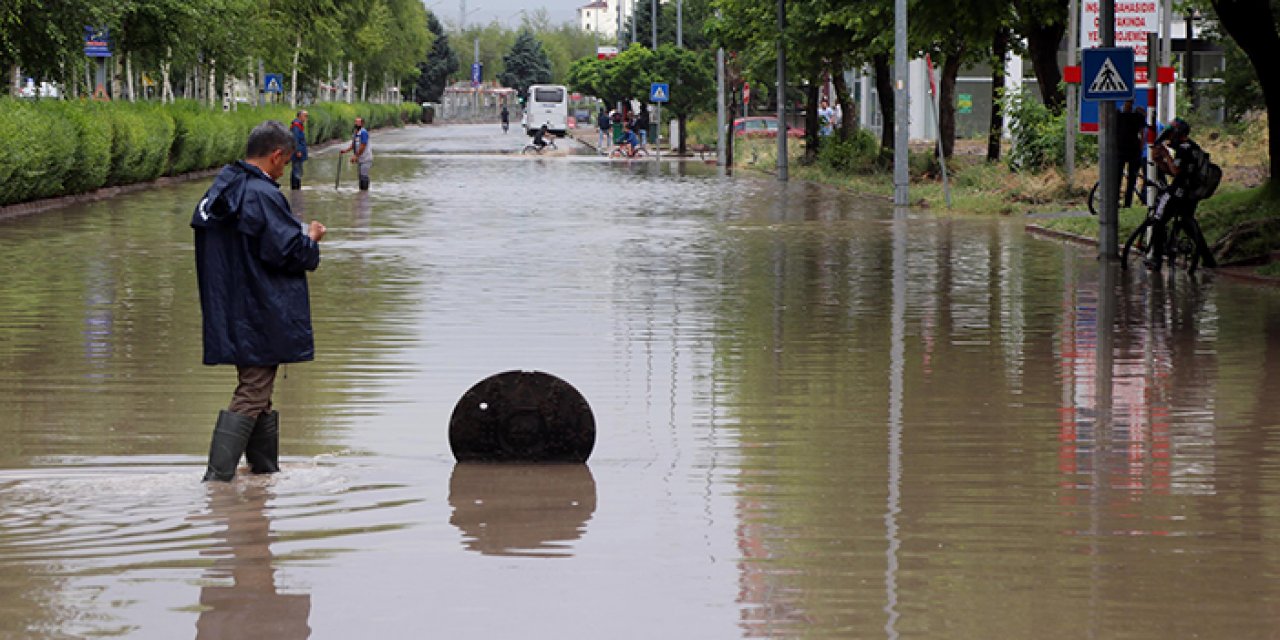 Sağanak Kayseri'yi de vurdu: Sokaklar suyla doldu