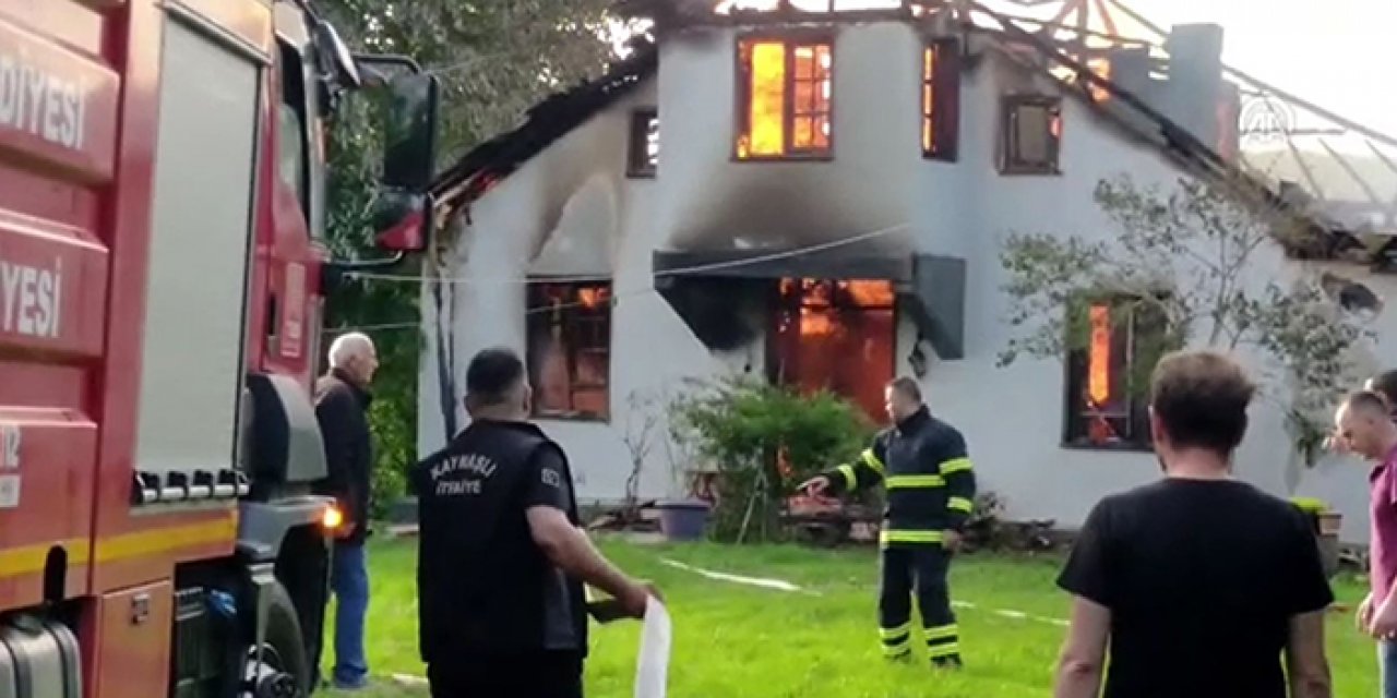 İki katlı ev alev alev yandı: O anlar kameraya yansıdı