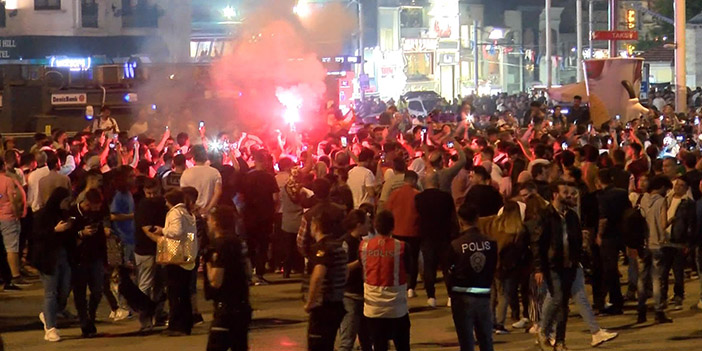 İngiliz taraftarlar Taksim’de şampiyonluğu kutladı