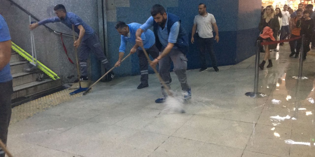 Meteoroloji uyarmıştı: Yoğun yağış sonrası Kızılay Metro altını su bastı