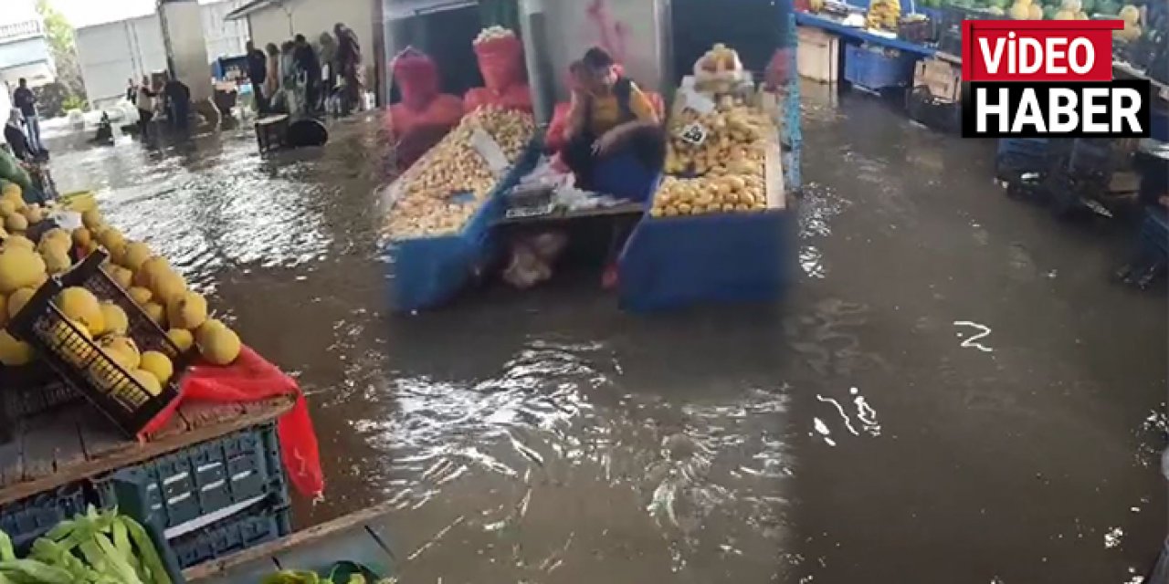 Ankara'da sağanak yağış: Semt pazarını su bastı