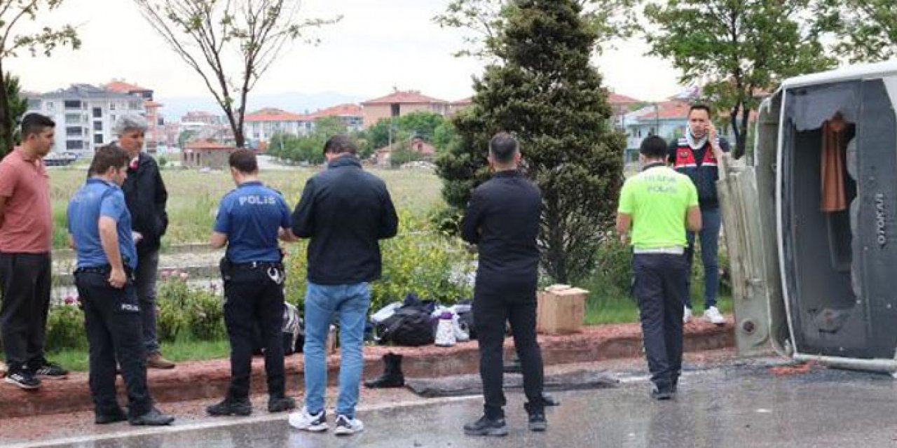 Afyonkarahisar'da araç devrildi: 5 jandarma personeli yaralandı