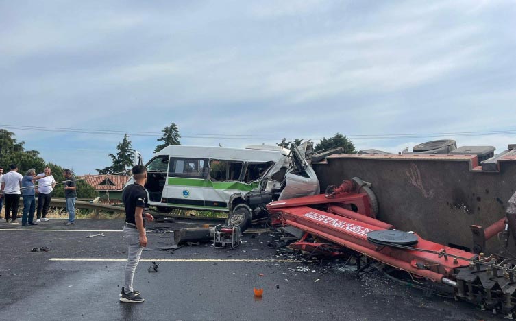 Tekirdağ'da sepetli vinç minibüse çarptı: 12 yaralı