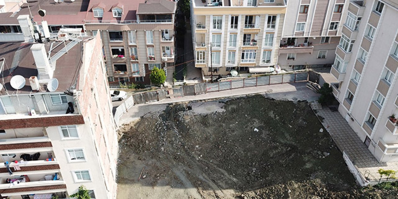 İstanbul’da bina temeli kazılırken yol çöktü