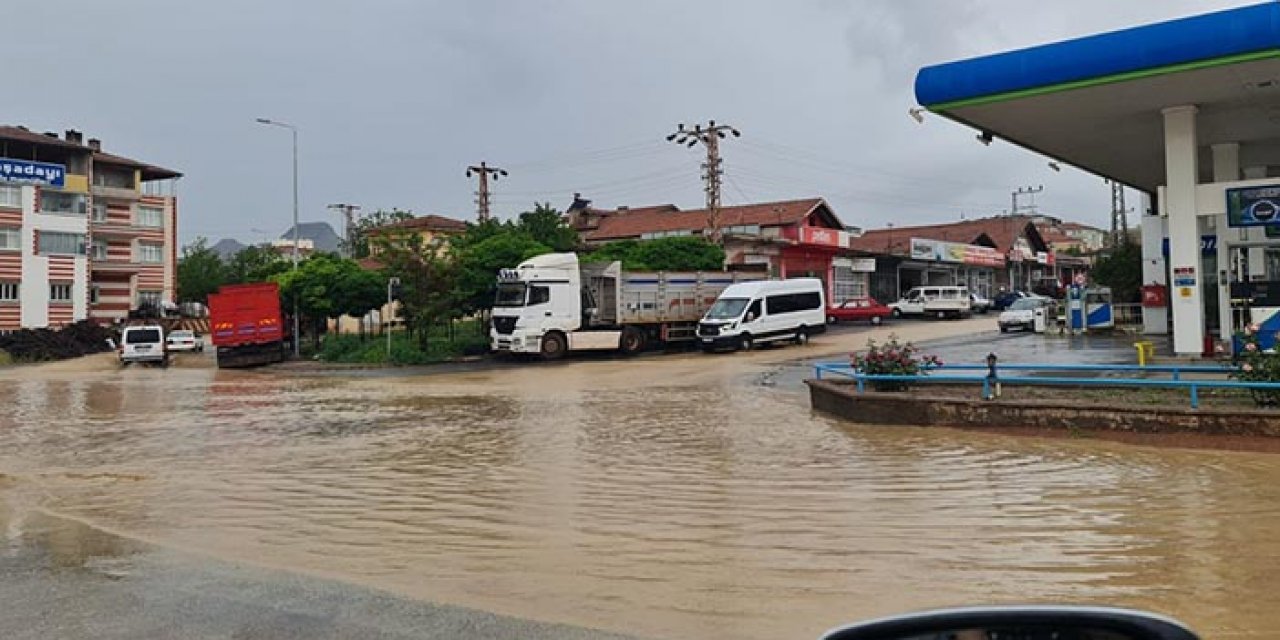 Kayseri- Niğde yolunda sel: Trafiğe kapatıldı