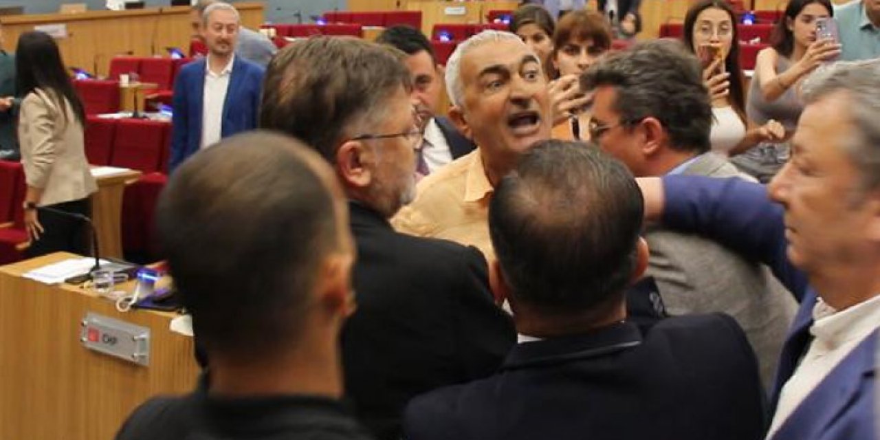 İzmir Belediye Meclisi’nde tartışma ve arbede