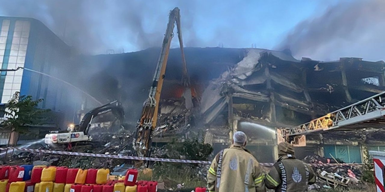 Başakşehir İkitelli Organize Sanayi Bölgesi'ndeki bir fabrikada çıkan yangın hala söndürülemedi