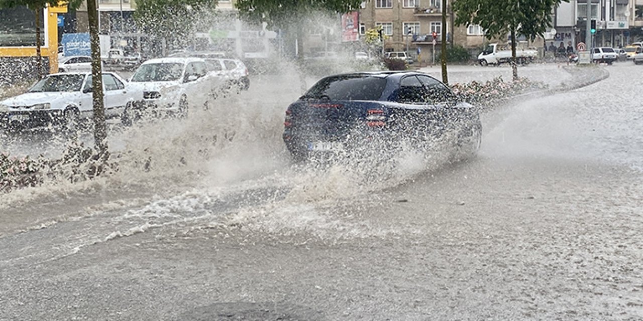 Kırşehir'i sağanak vurdu: Caddeler suyla doldu