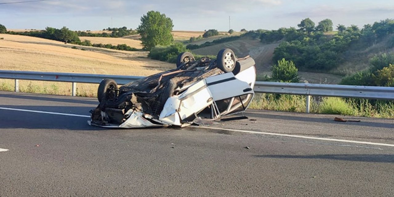 Bariyerlere çarpan otomobil takla attı: 3 yaralı