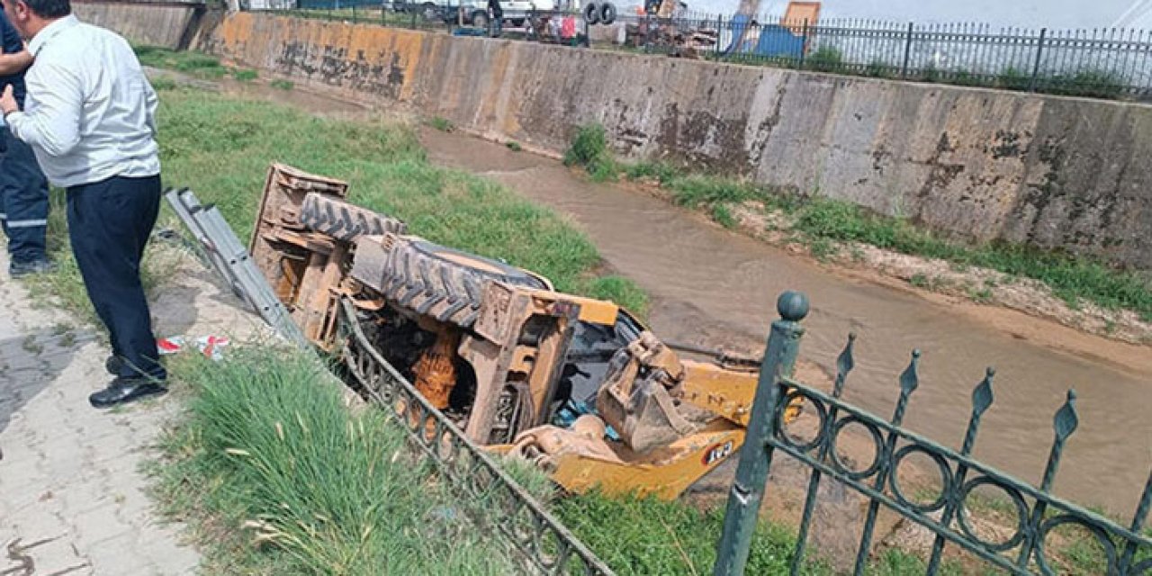 İş makinesi dere yatağına devrildi: 3 yaralı