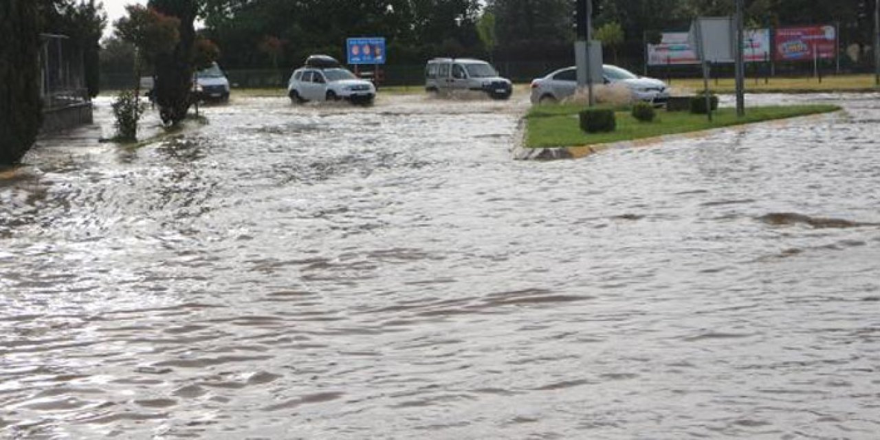 Sağanak yağış günlük hayatı olumsuz etkiledi