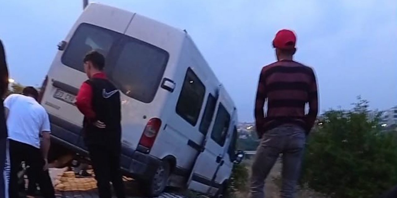 Minibüs yoldan çıkıp kaldırımda asılı kaldı: 5 yaralı