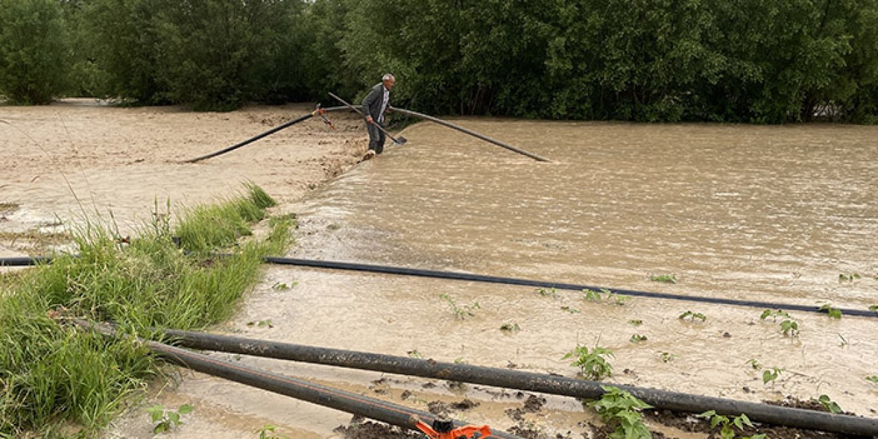 Selin götürdüğü sulama borularını kurtarmaya çalıştı