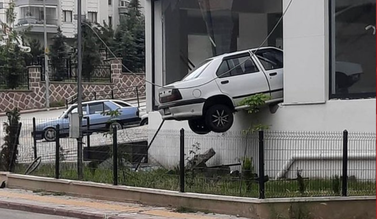 Ankara'da hayrete düşüren kaza: Bakanlar bir daha baktı!