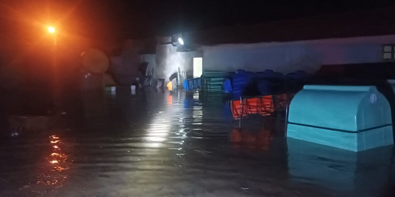 Konya'da şiddetli sağanak su baskınlarına neden oldu