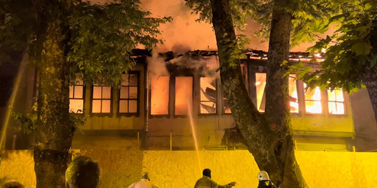 Bursa'da ahşap ev alev alev yandı