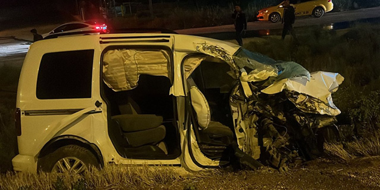 Devrilen hafif ticari araç mezarı oldu