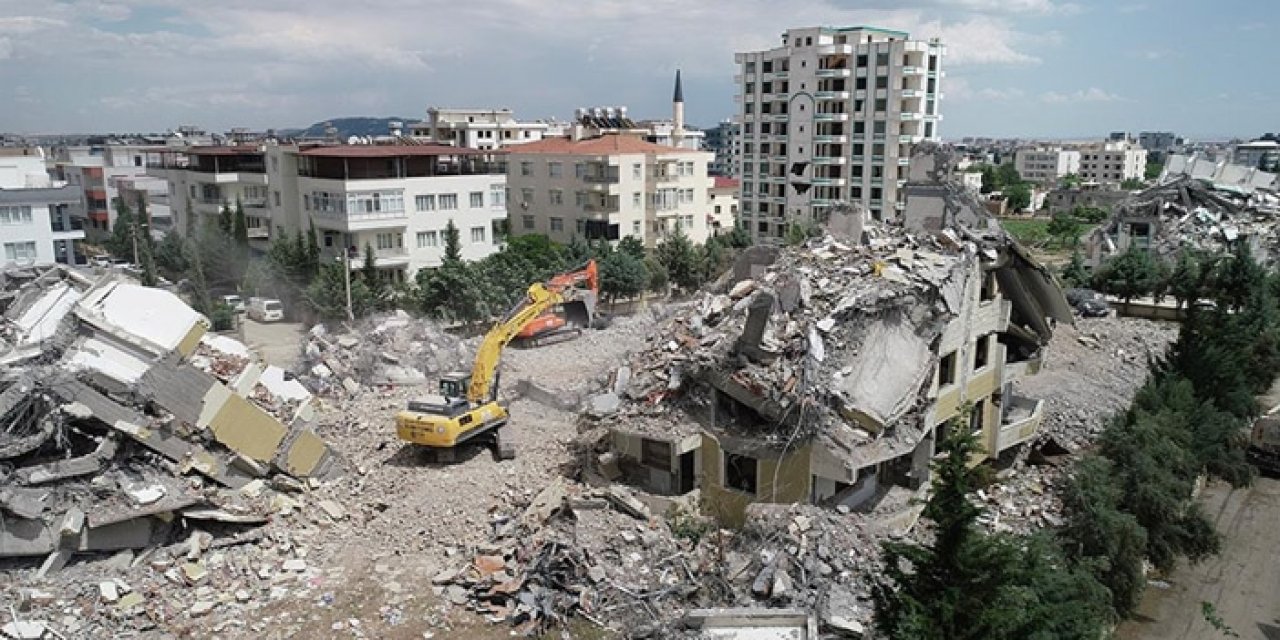 Ağır hasarlı binaların yıkımı devam ediyor