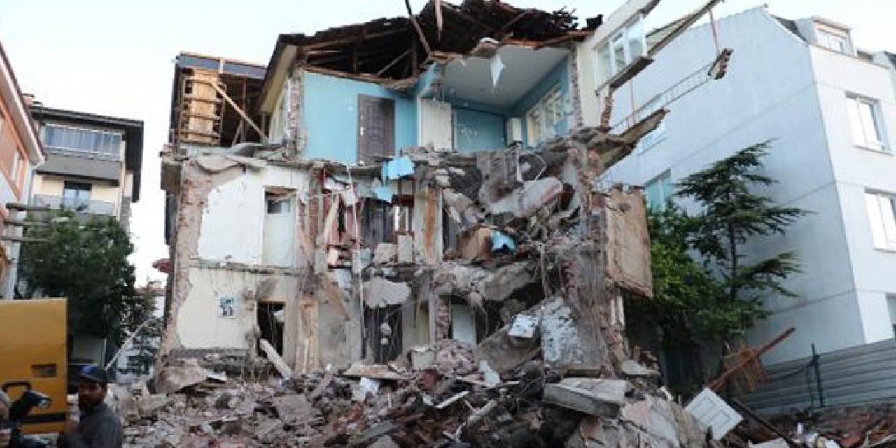 Ev sahiplerinin 1 gün önce ayrıldığı kerpiç bina çöktü