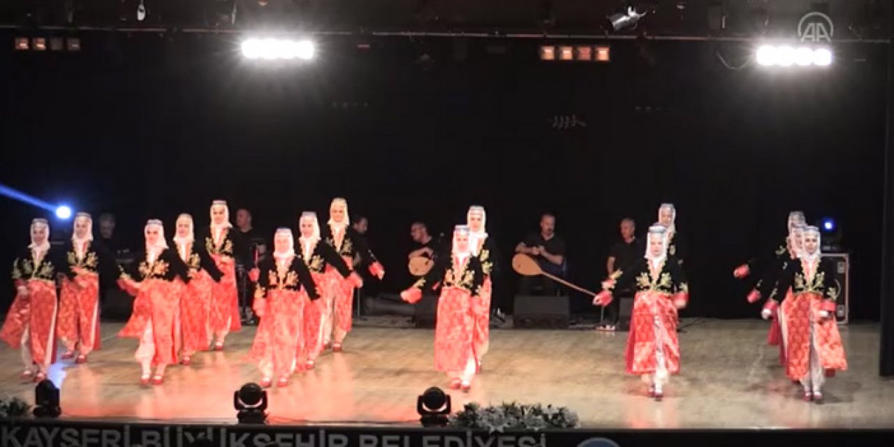 Öğretmenler türküler seslendirdi halk oyunları oynadı