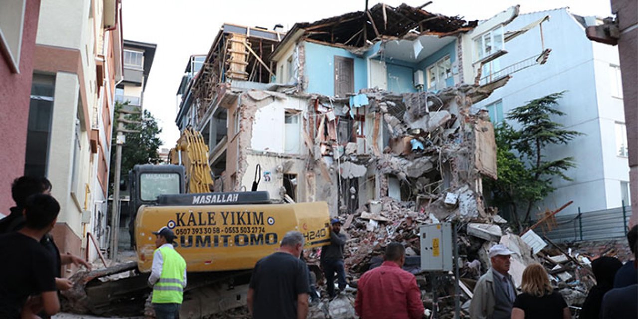 Eskişehir’de kerpiç bina çöktü