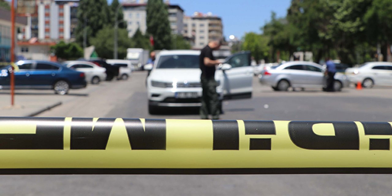 Otomobilin önünü kesip eşi ve kayınpederini öldürdü