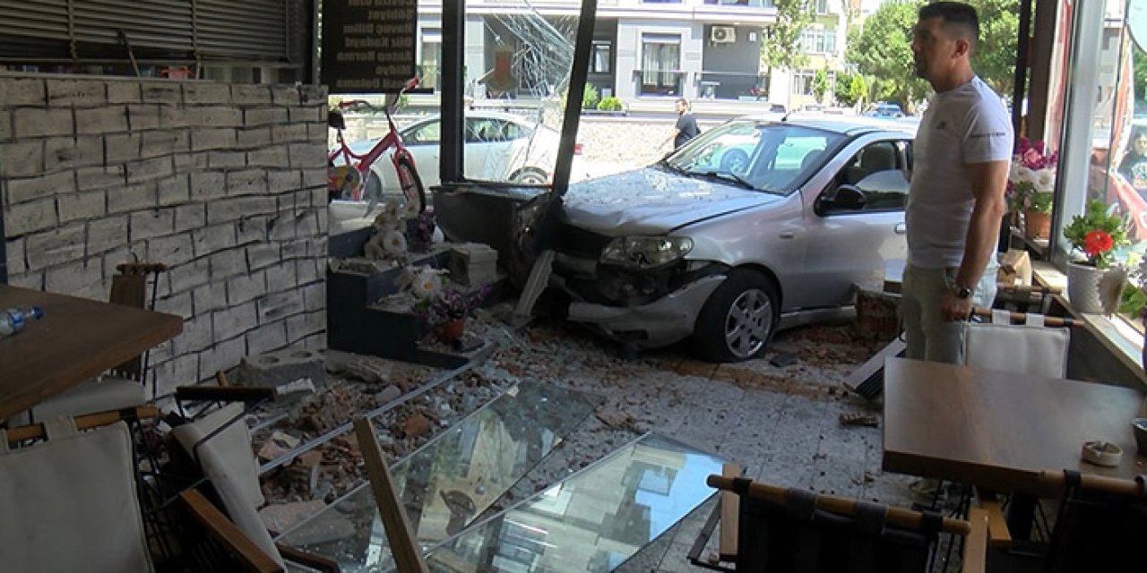 Kontrolünü kaybeden araç dükkana girdi