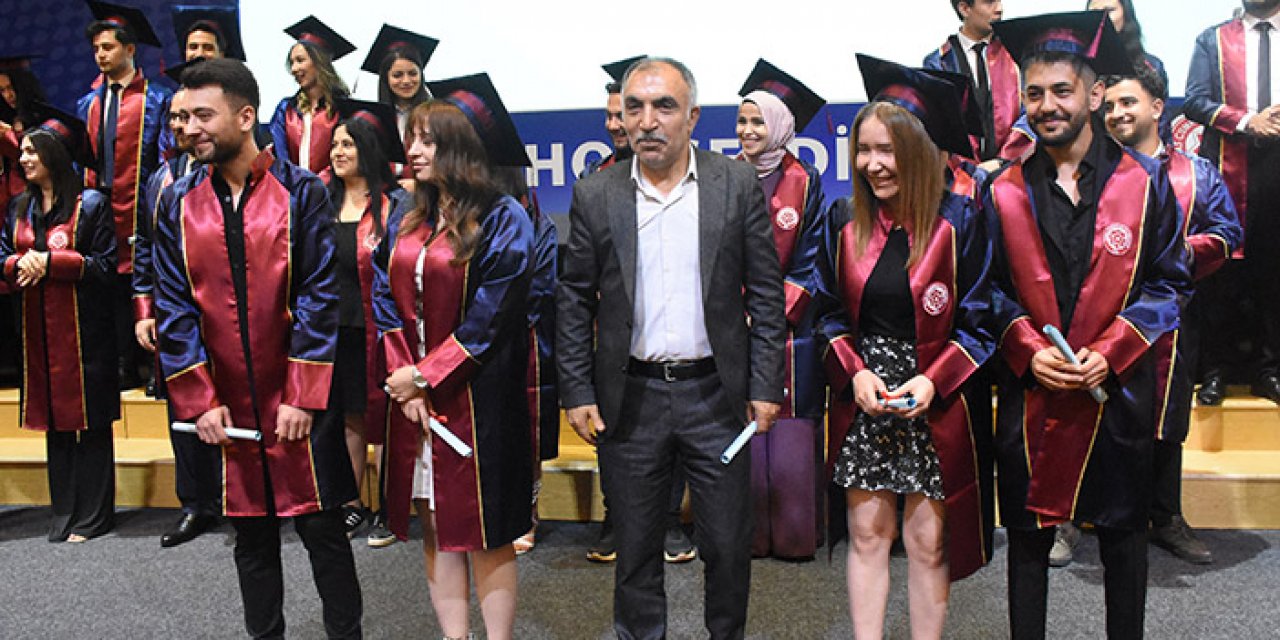 32 sene sonra ikinci üniversitesini bitirdi