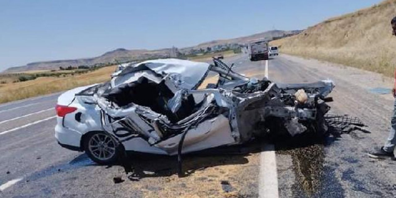 Kamyona çarpan araç hurdaya döndü: 2 yaralı