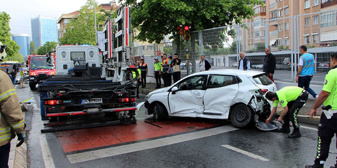 Servis minibüsü otomobile girdi: 4 yaralı