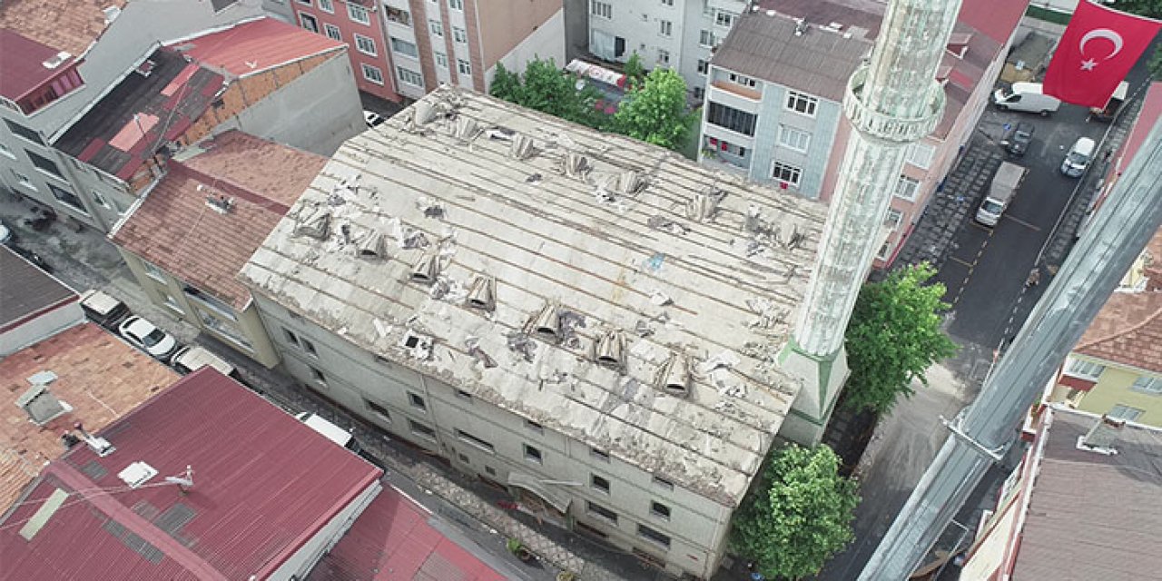 Risk nedeniyle kapatılan cami yıkılıyor