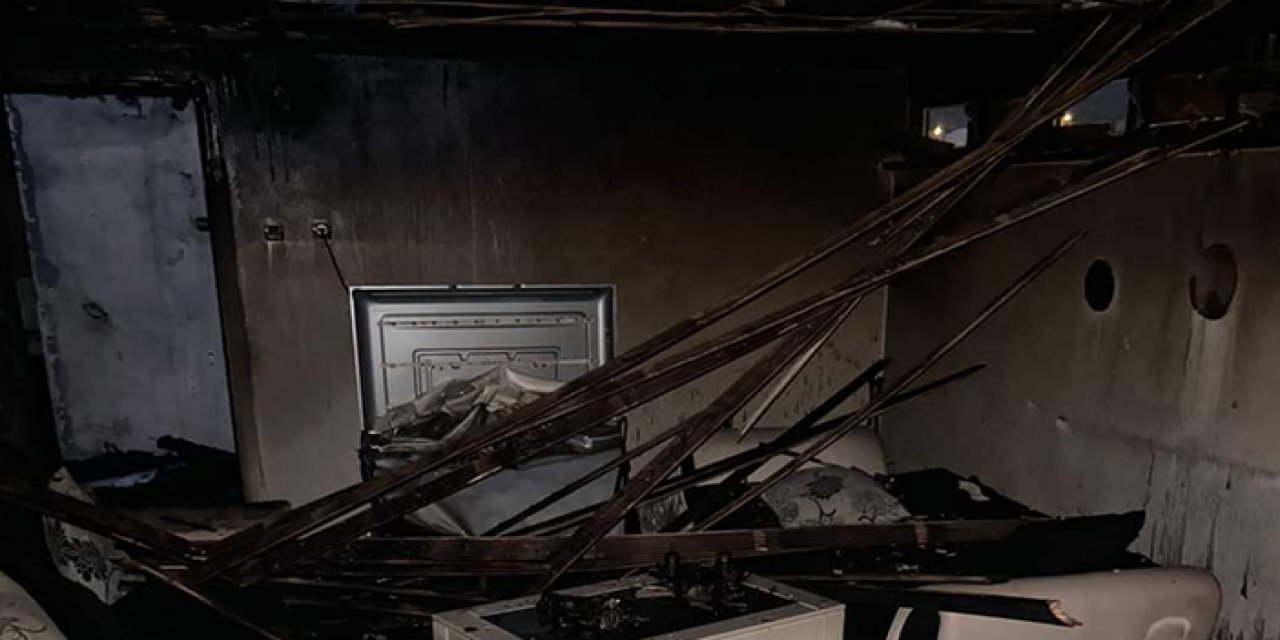 Çatısına yıldırım düşen apartmandaki dairede yangın çıktı