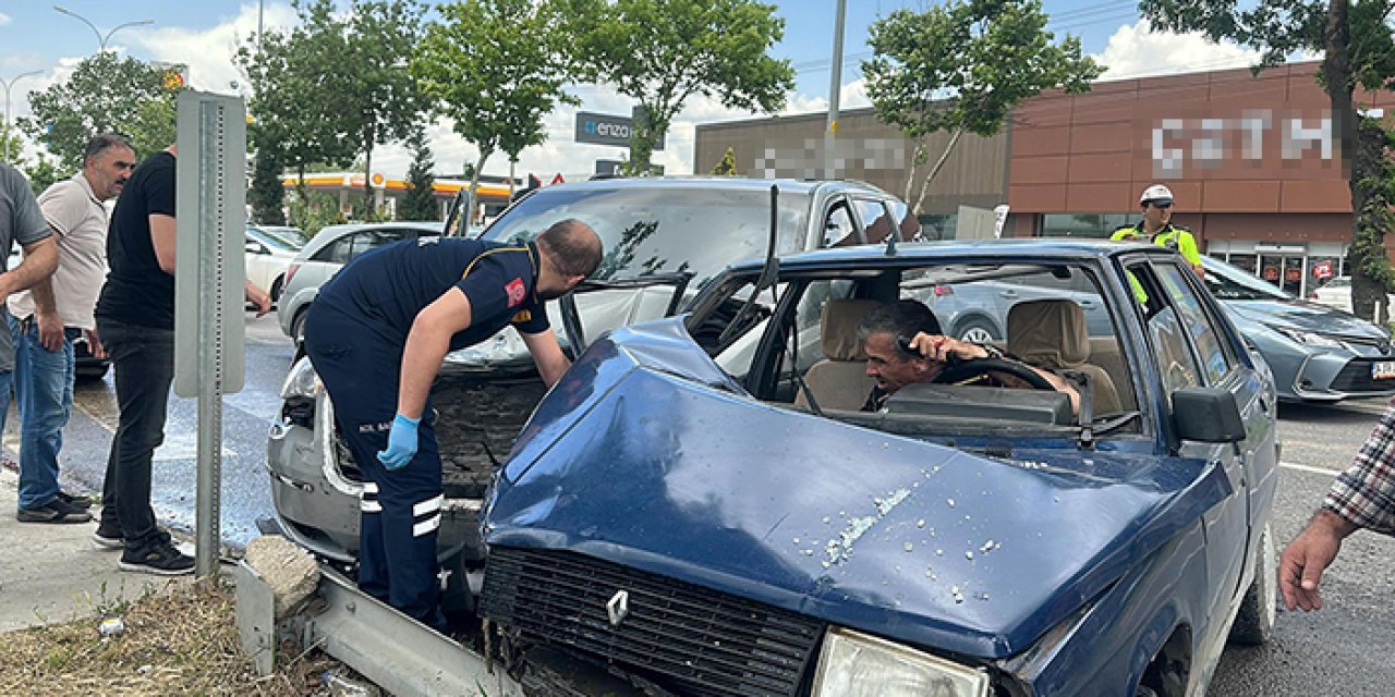 Otomobiller kafa kafaya çarpıştı: 1'i ağır 3 yaralı