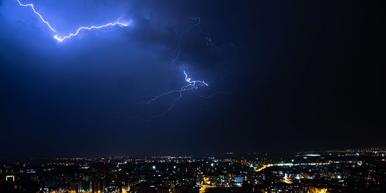 Ankara'da şimşekli sağanak böyle görüntülendi