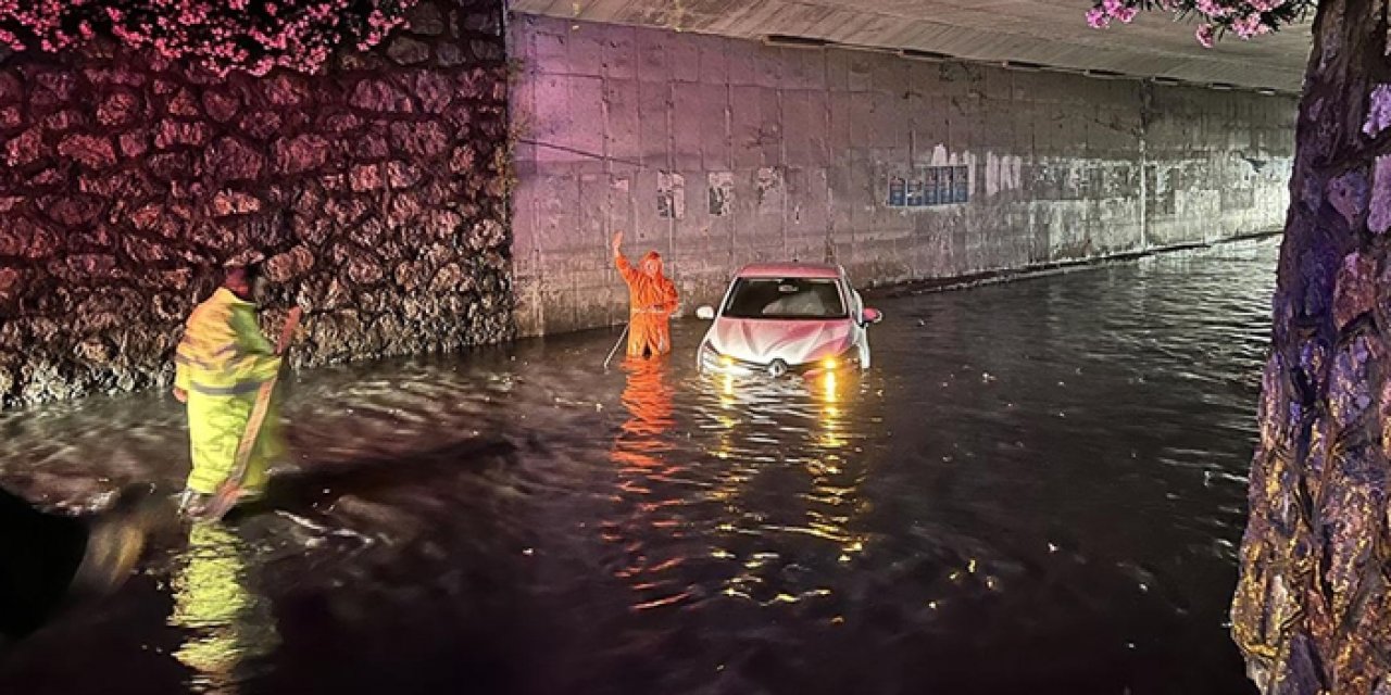 Sağanakta suyla dolan alt geçitte bir araç mahsur kaldı