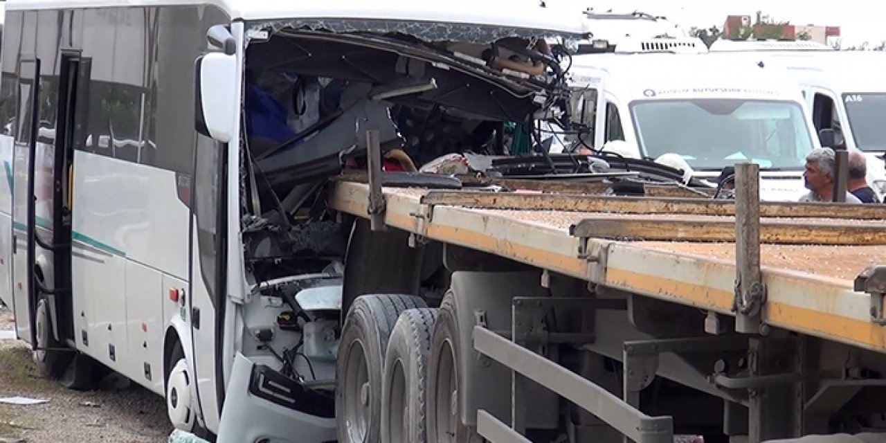 Antalya’da midibüs TIR’a çarptı: 1 ölü 5 yaralı