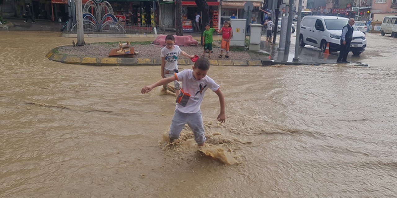 İzmit'te dere taştı: Cadde su altında kaldı