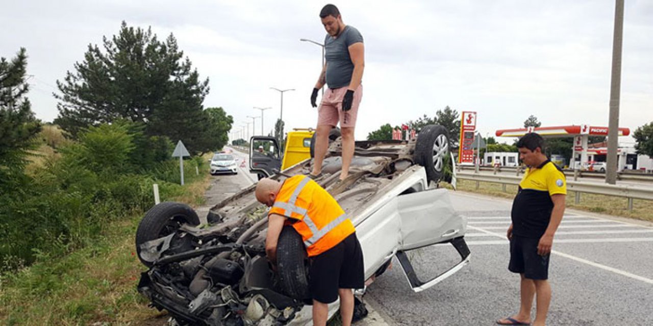 Ters dönen otomobilde sıkışan sürücü kurtarılınca polislere sarıldı