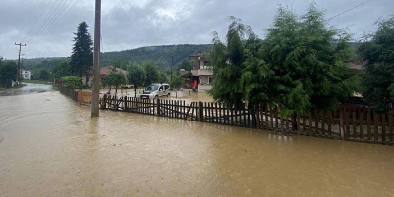 Sağanak yağışlar Düzce’de su baskınlarına neden oldu