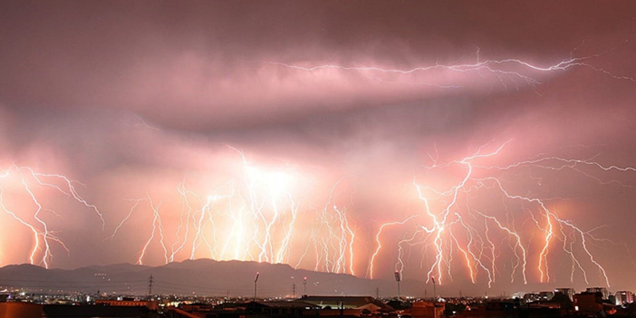 Bursa’da gece boyunca çakan şimşekler gökyüzünü aydınlattı