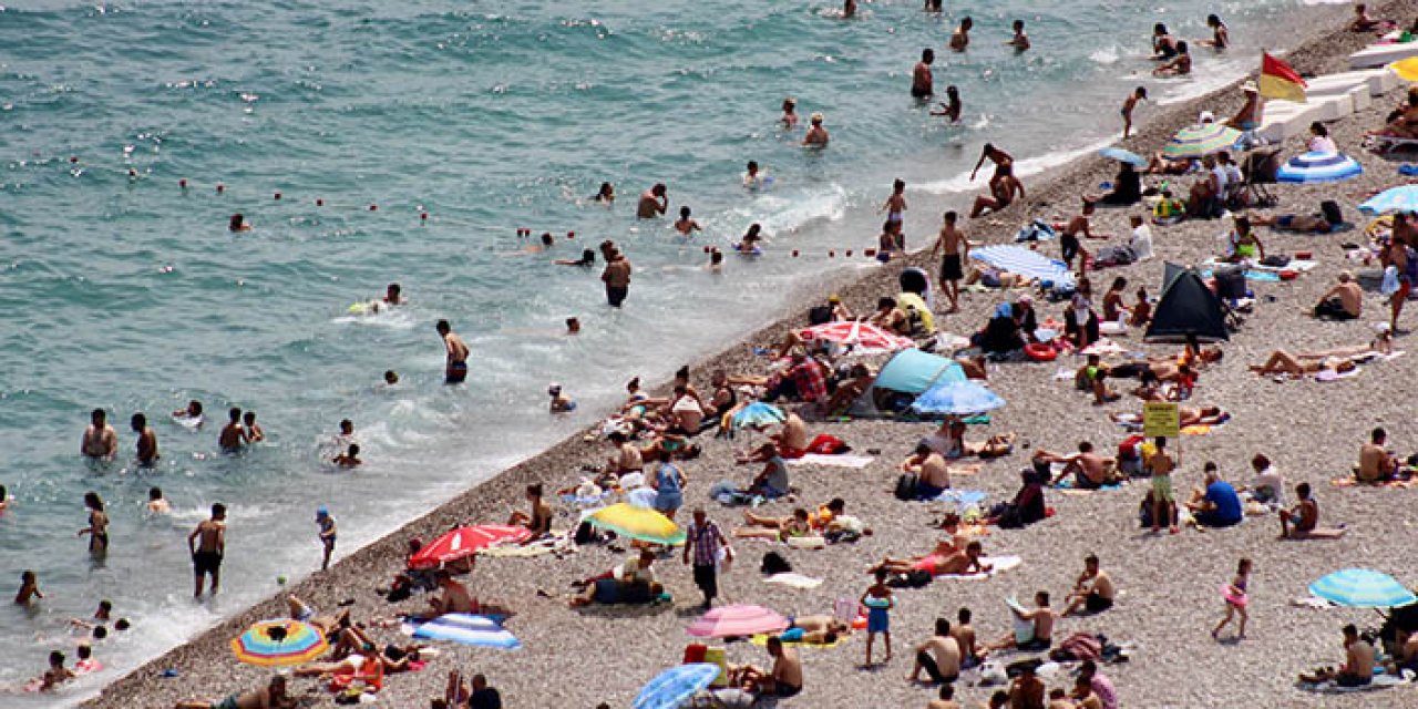 Sınavdan çıkıp denize koştular: Sahiller doldu taştı