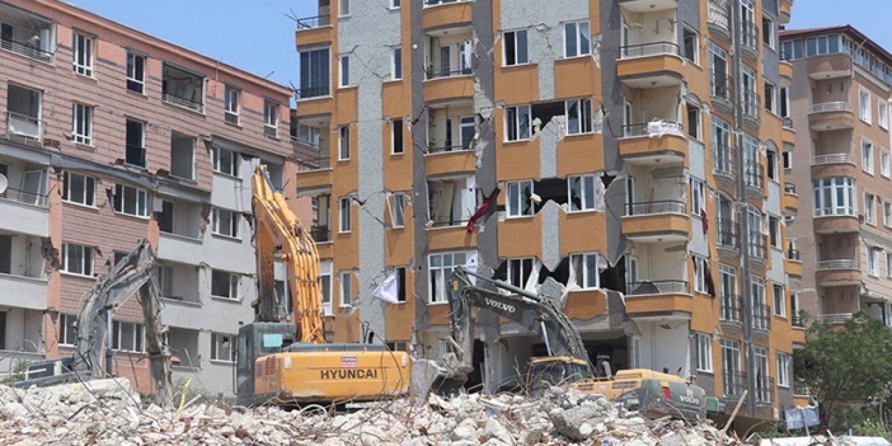 Hatay'da hasarlı binaların yıkımı devam ediyor