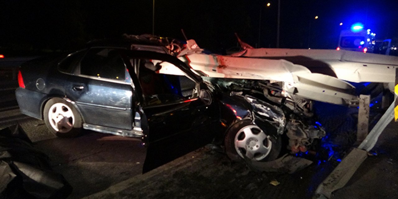 Kocaeli'de korkunç kaza! Otomobil bariyerlere saplandı