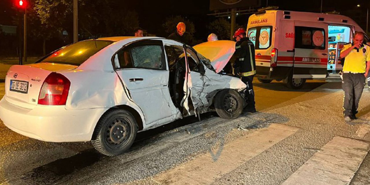 Bursa'da kavşakta 2 araç birbirine girdi: 2 yaralı
