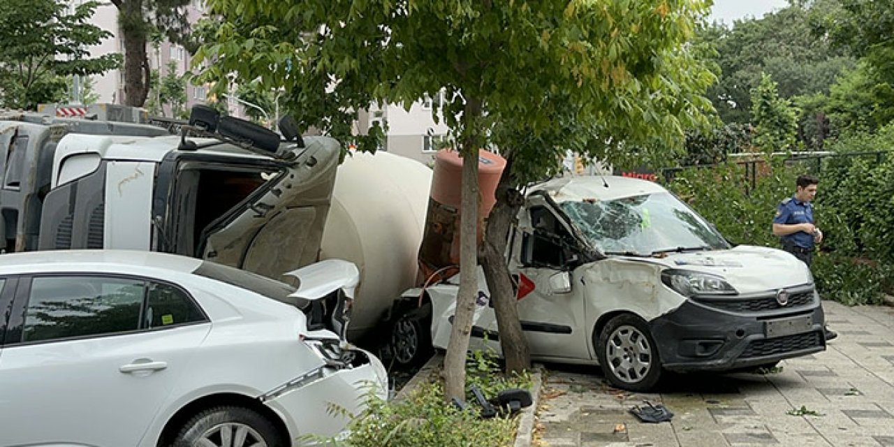 Beton mikser araçların üzerine devrildi
