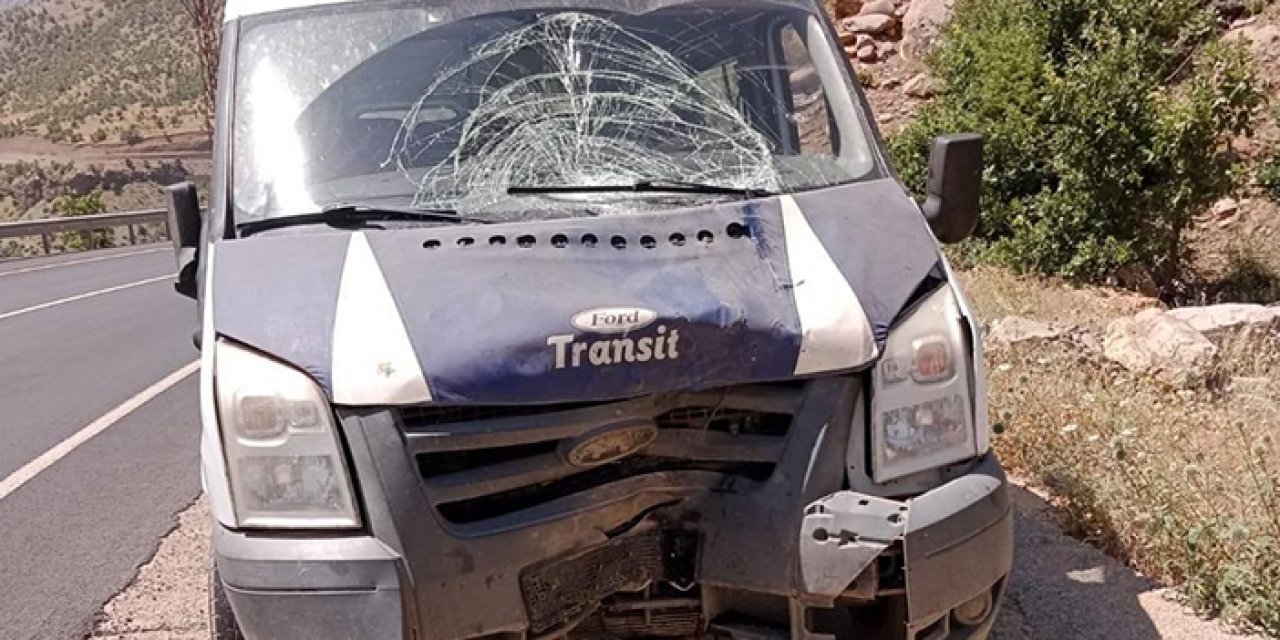 Minibüsle motosiklet kafa kafaya çarpıştı: 1 ölü